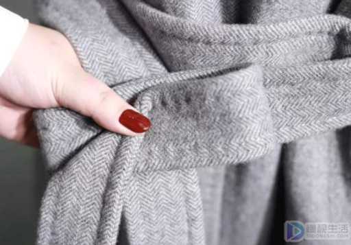 女士风衣后面的腰带蝴蝶结怎么系(风衣后面的腰带怎么系)