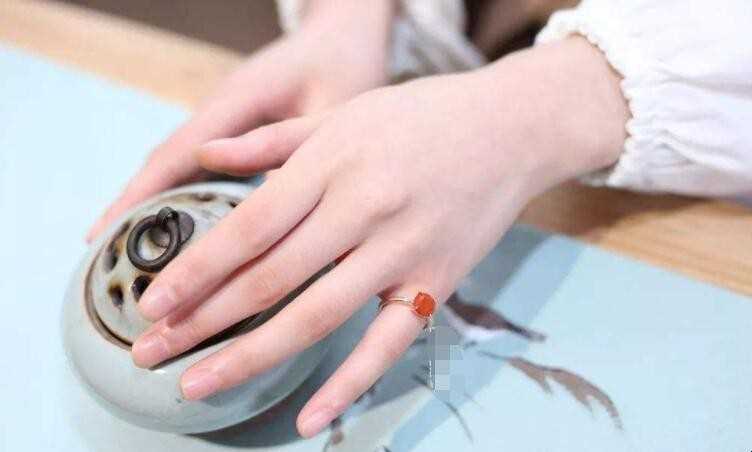 左手小拇指戴戒指什么意思