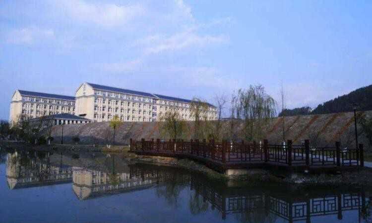 湖北民族大学是几本