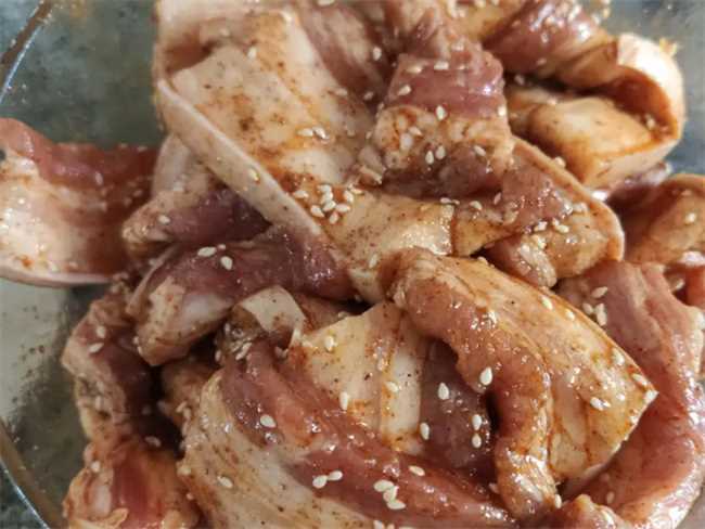 家庭怎么做烤肉好吃(烤肉怎么做好吃香喷喷的烤肉没有几个人不爱吃)