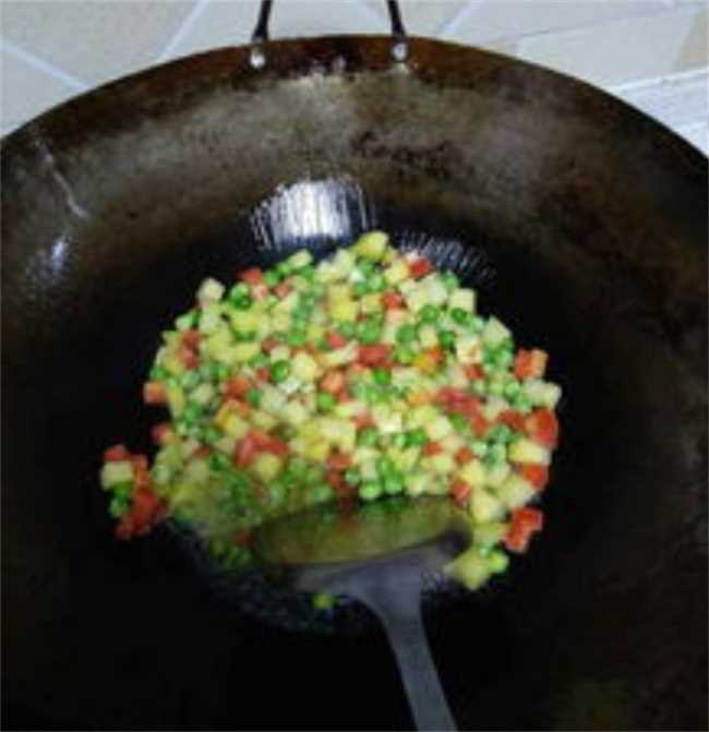 电饭锅版煲仔饭怎么做好吃(电饭锅里面做煲仔饭的方法特别简单)