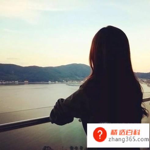没有伞的孩子必须努力奔跑