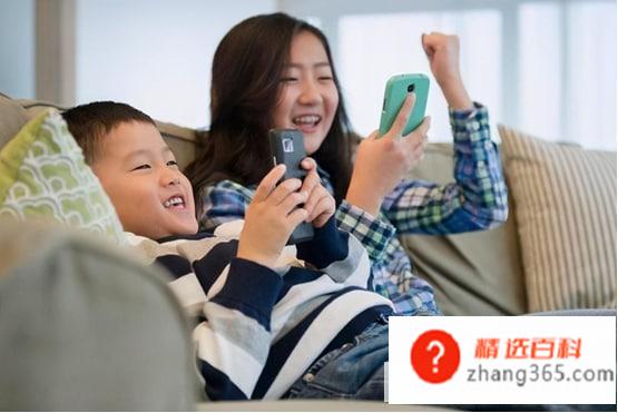 小孩总是玩手机怎么办(家长在玩手机时所玩的内容到底是什么)