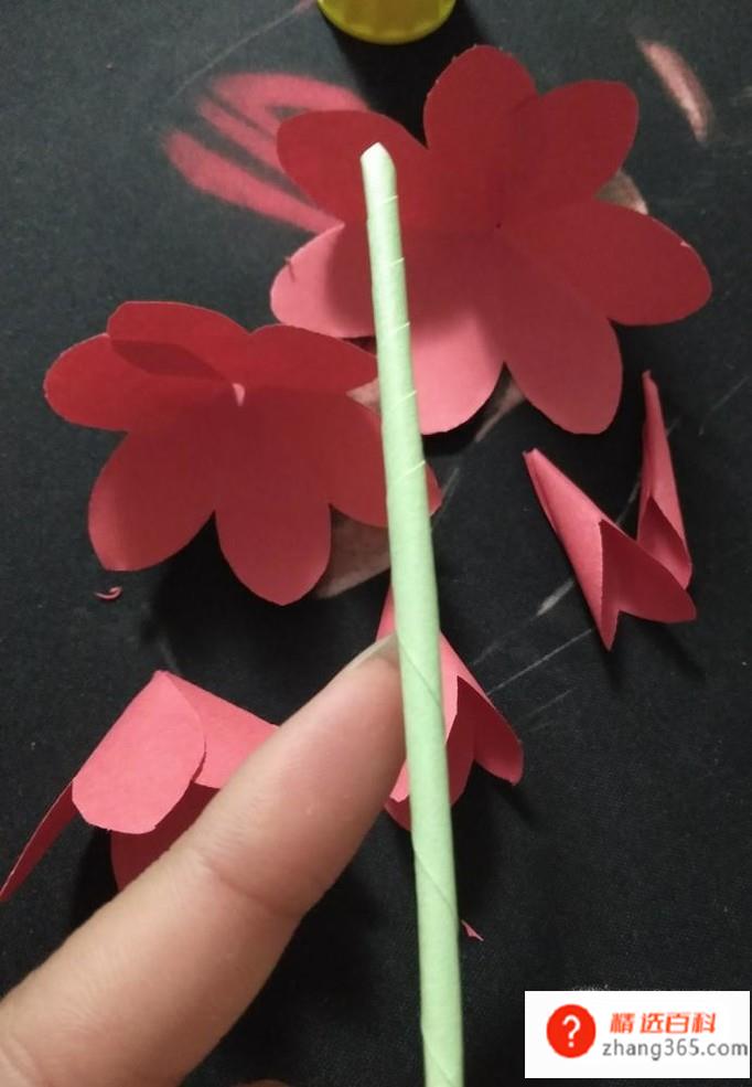 diy玫瑰花的做法(5x5cm大红色方纸角)