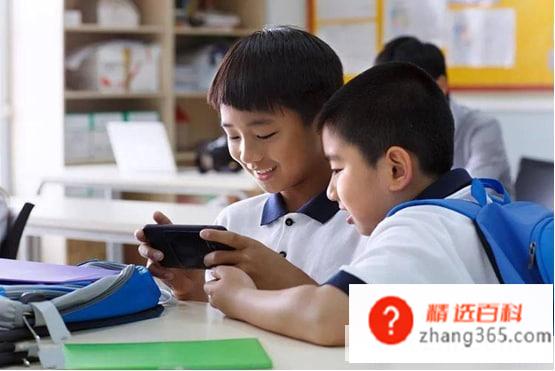 小孩总是玩手机怎么办(家长在玩手机时所玩的内容到底是什么)