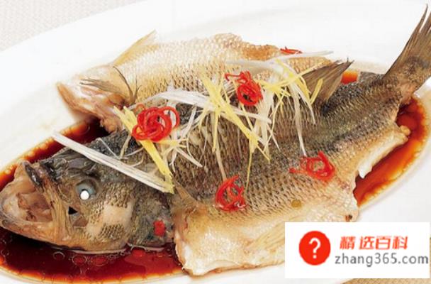 清蒸鲈鱼最简单的做法是什么(清蒸鲈鱼的烹饪技巧有哪些)