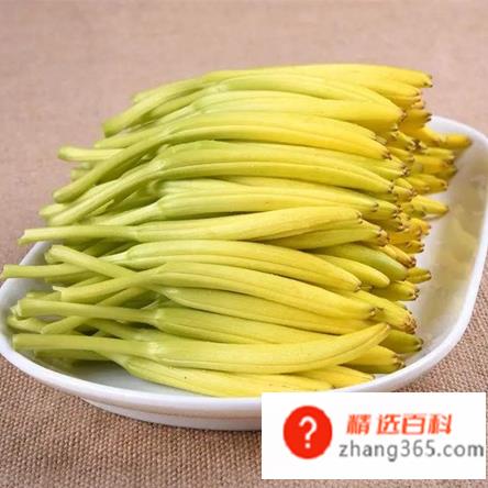 新鲜黄花菜有毒吗(鲜黄花菜的花和根中含有一种有毒生物碱)
