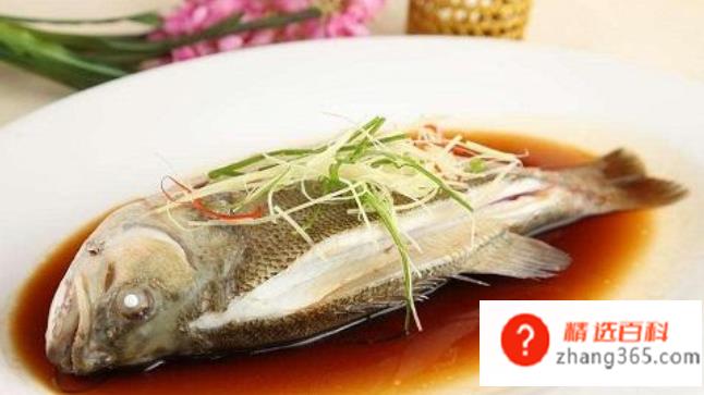 清蒸鲈鱼最简单的做法是什么(清蒸鲈鱼的烹饪技巧有哪些)