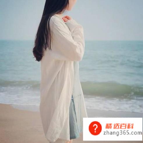 没有伞的孩子必须努力奔跑