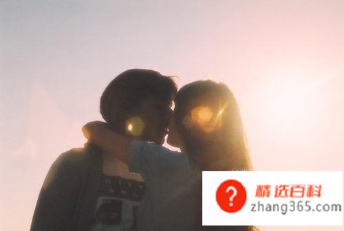 怎样接吻以及接吻的技巧(怎样接吻接吻的时候应该注意哪些技巧)