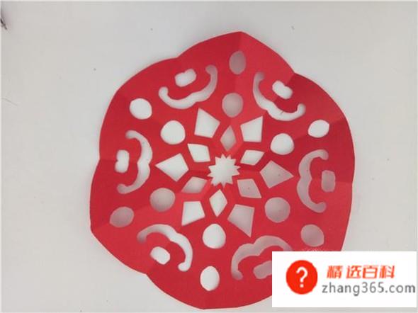 剪窗花的详细步骤图(彩纸的操作方法有哪些)