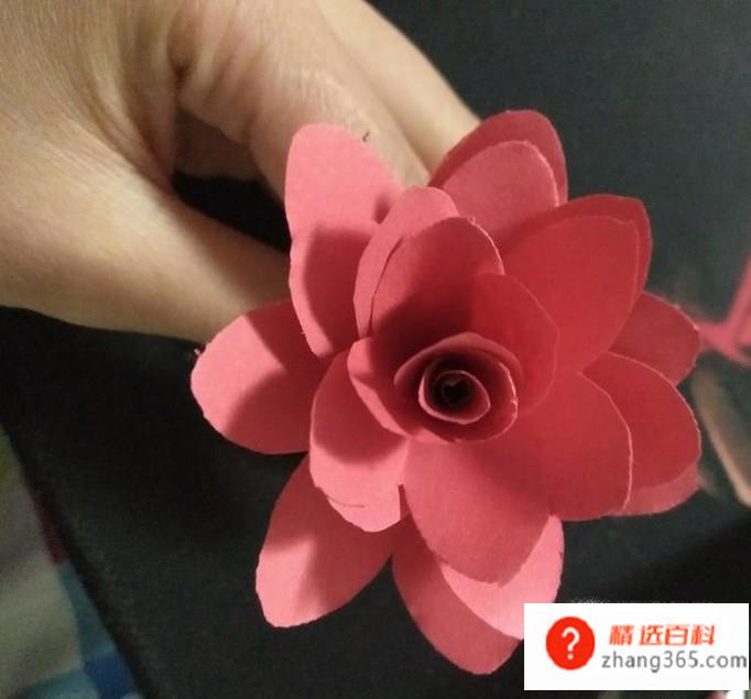diy玫瑰花的做法(5x5cm大红色方纸角)