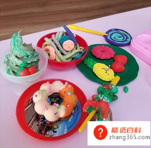怎么做简单又孩子喜欢的彩泥(孩子用模具制作出各种甜甜圈的造型)