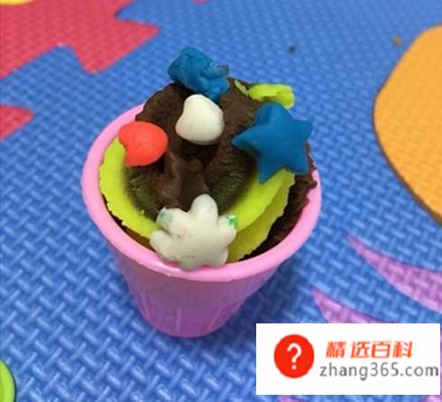 怎么做简单又孩子喜欢的彩泥(孩子用模具制作出各种甜甜圈的造型)