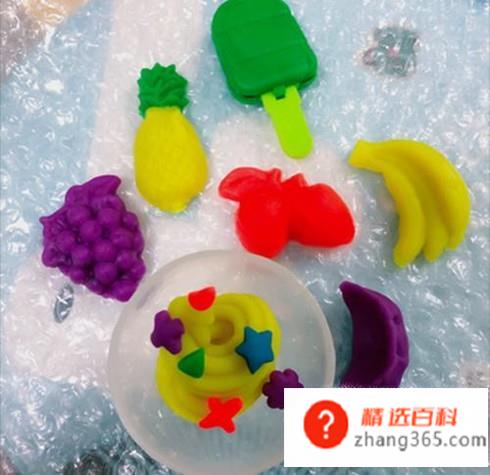 怎么做简单又孩子喜欢的彩泥(孩子用模具制作出各种甜甜圈的造型)