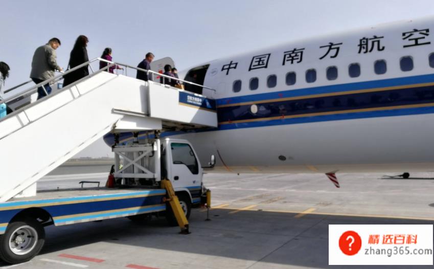 第一次坐飞机流程是怎样的(坐飞机时根据提示取回自己的行李)