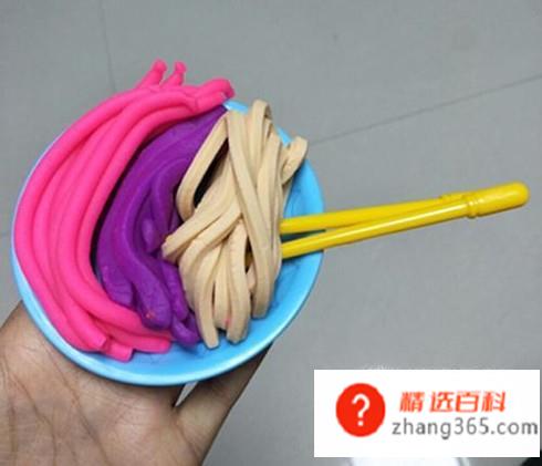 怎么做简单又孩子喜欢的彩泥(孩子用模具制作出各种甜甜圈的造型)