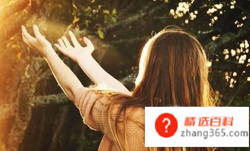 没有伞的孩子必须努力奔跑