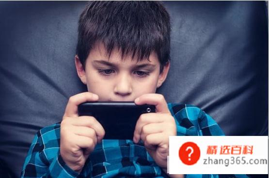小孩总是玩手机怎么办(家长在玩手机时所玩的内容到底是什么)