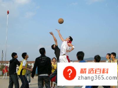 打篮球的基本规则(如何控制篮球队员人数)