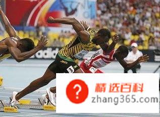 蹲踞式起跑的动作要领(蹲踞式起跑动作的操作方法)