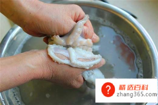 八爪鱼怎么清洗(清洗八爪鱼的时候要先用清水冲洗)