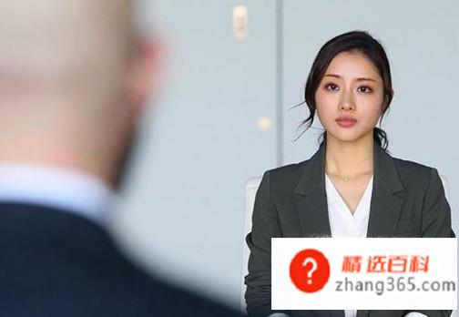 女生面试时应该如何穿着打扮(女生面试时如何穿着打扮比较好)