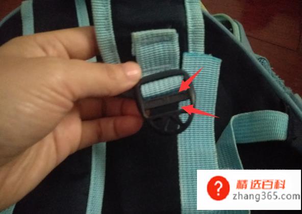 背包带扣怎么穿(双肩包的操作方法有哪些)