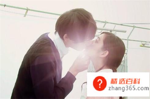 恋爱时男生什么时候可以亲吻女生(恋爱的时候男生可以吻女生的时间)