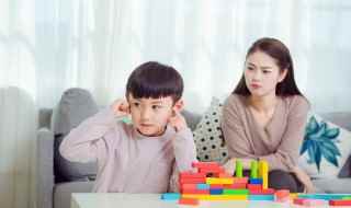 妈妈暴打孩子怎么办(孩子叛逆打妈妈怎么办)