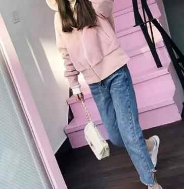 如同糖果般甜美俏皮(粉色卫衣配什么裤子)