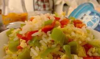 炒米怎么做好吃又简单(熟米饭、红萝卜丁、香菇丁、菜椒丁、大蒜)