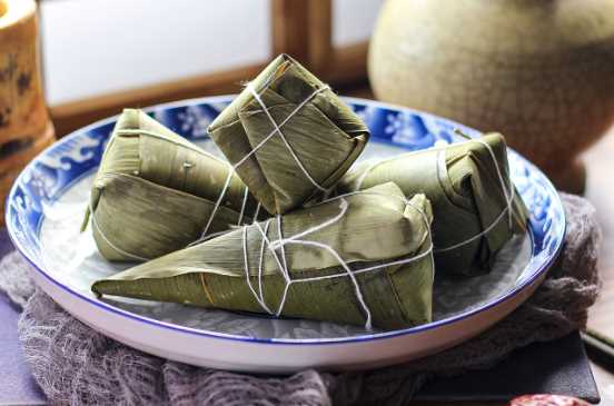玉米和粽子可以在锅里一起煮吗(粽子和玉米一起煮会中毒吗)
